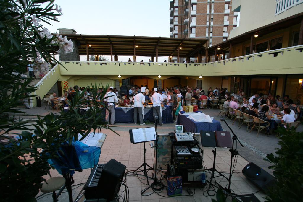 Grand Hotel Azzurra Club Lido Adriano Kültér fotó